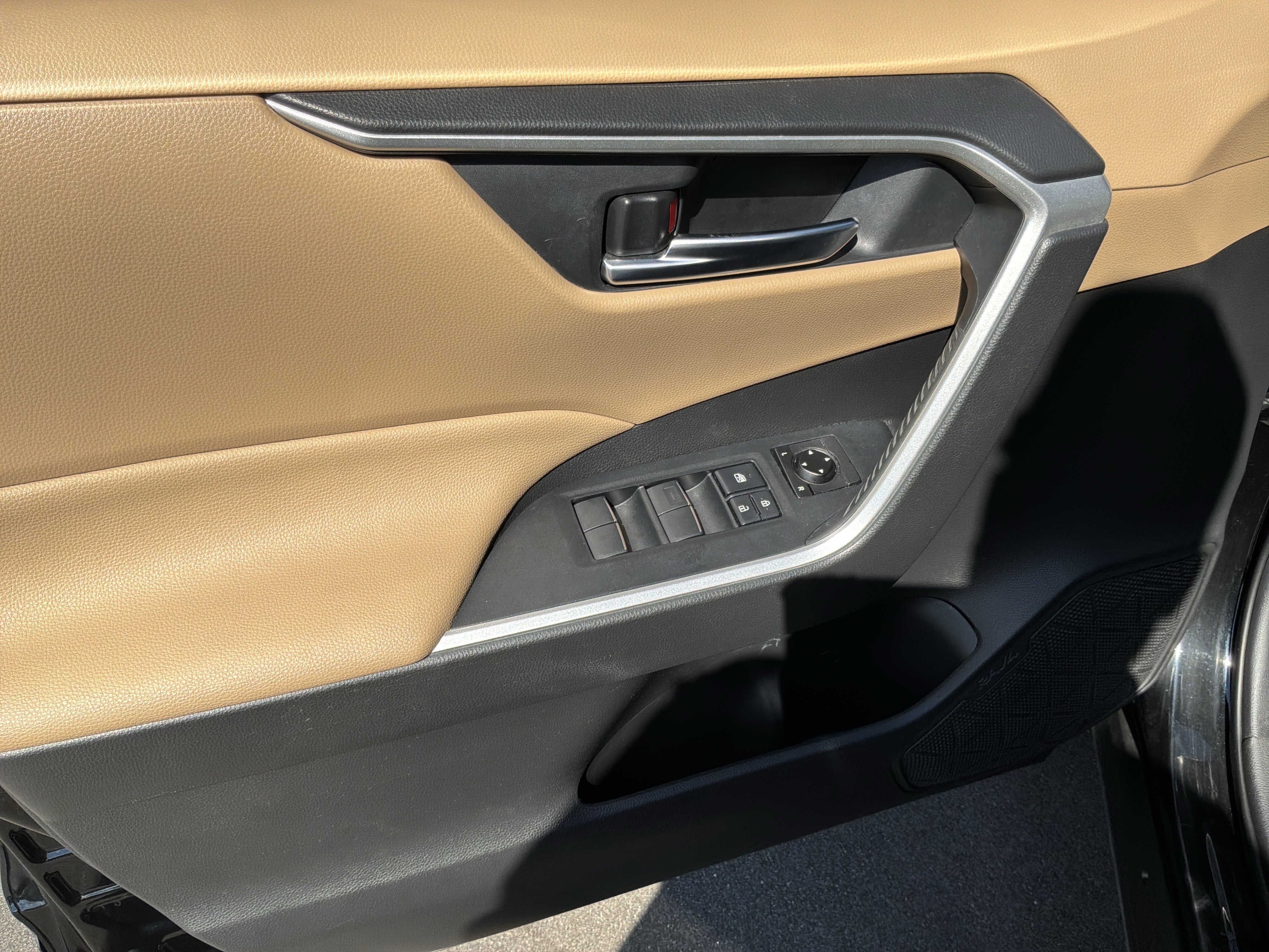 Used 2020 Toyota RAV4 XLE Premium FWD image 15