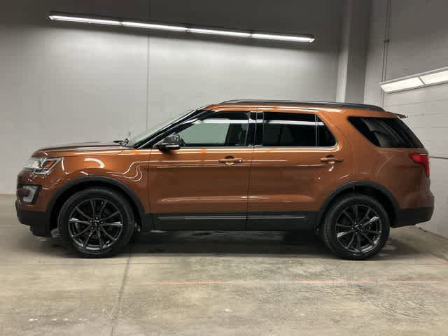 Used 2017 Ford Explorer XLT w/ Equipment Group 202A AWD/4WD image 2