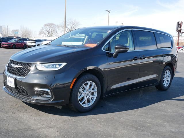 Used 2023 Chrysler Pacifica Touring-L image 2