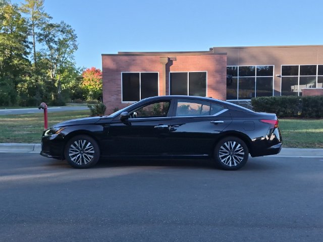 Used 2025 Nissan Altima 2.5 SV FWD image 2