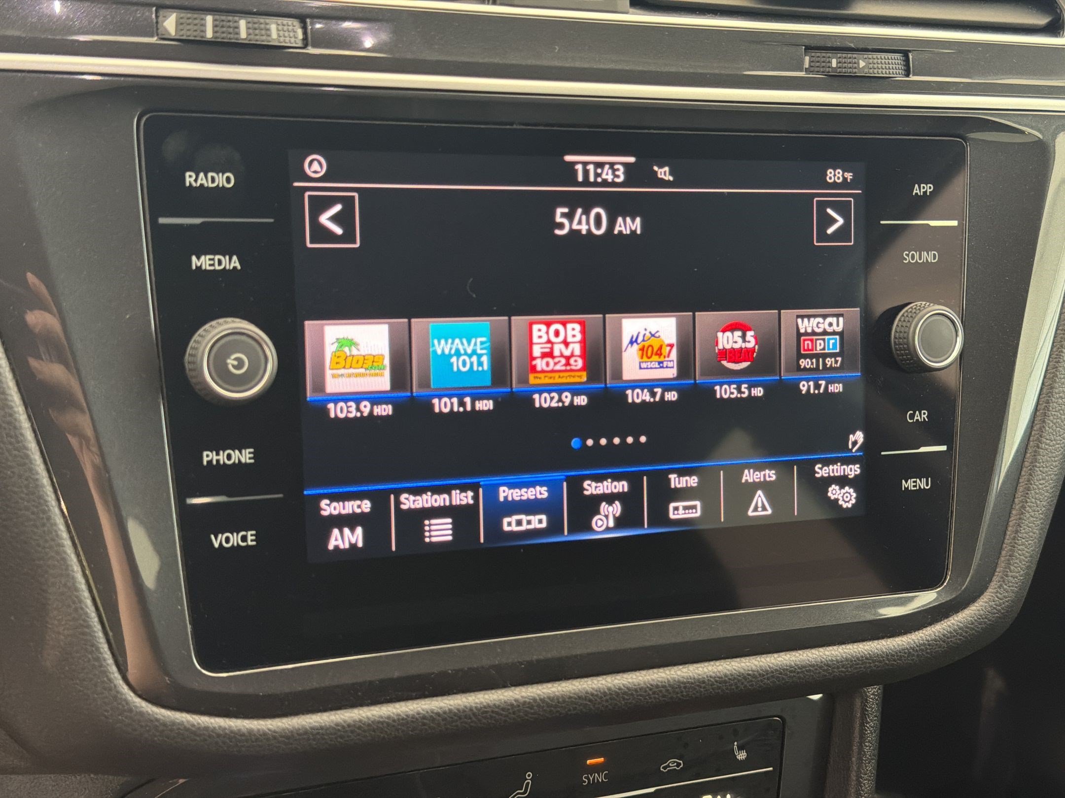 Used 2023 Volkswagen Tiguan SE FWD image 17