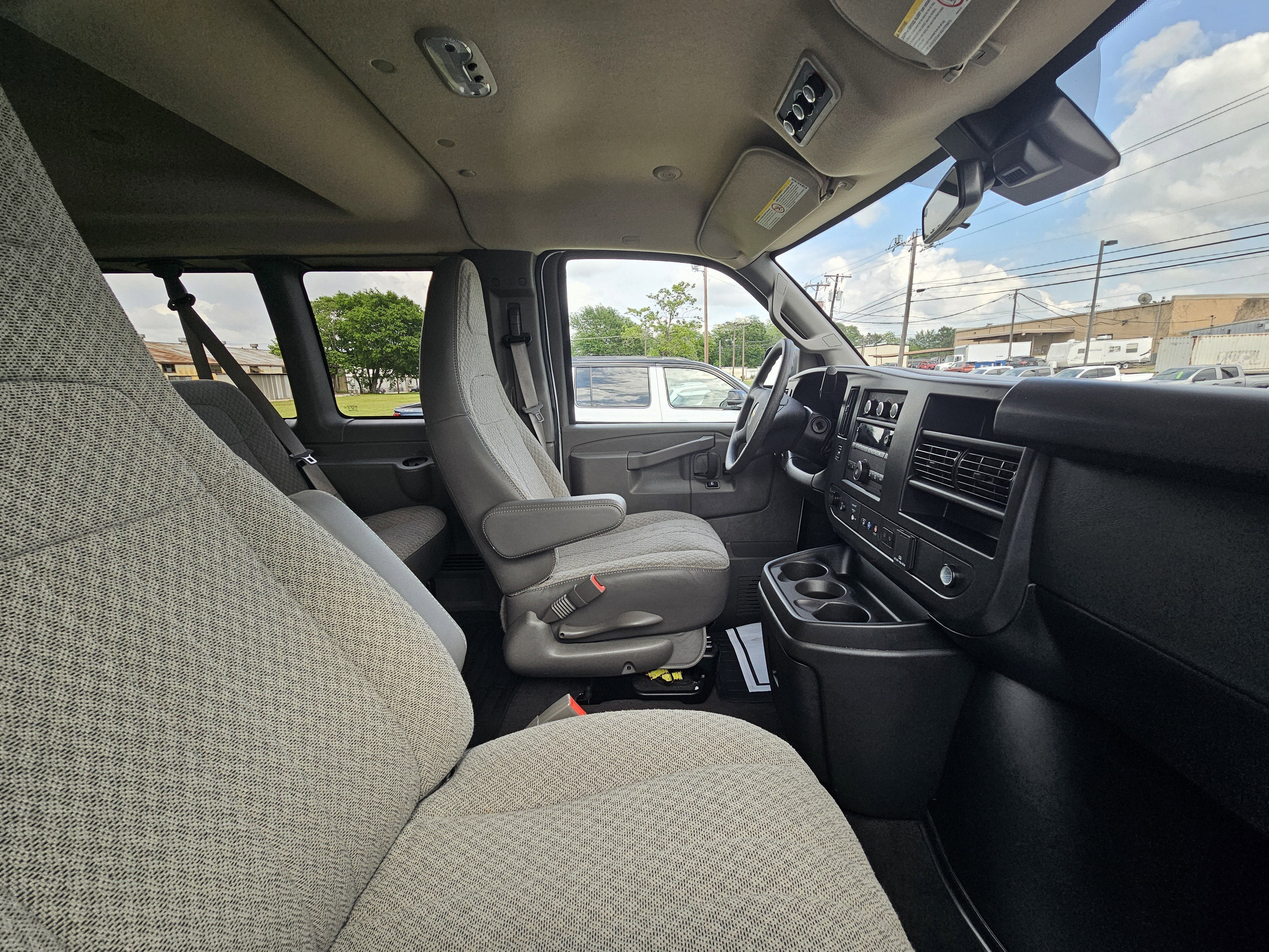Used 2025 Chevrolet Express 3500 LT w/ LT Preferred Equipment Group RWD image 5