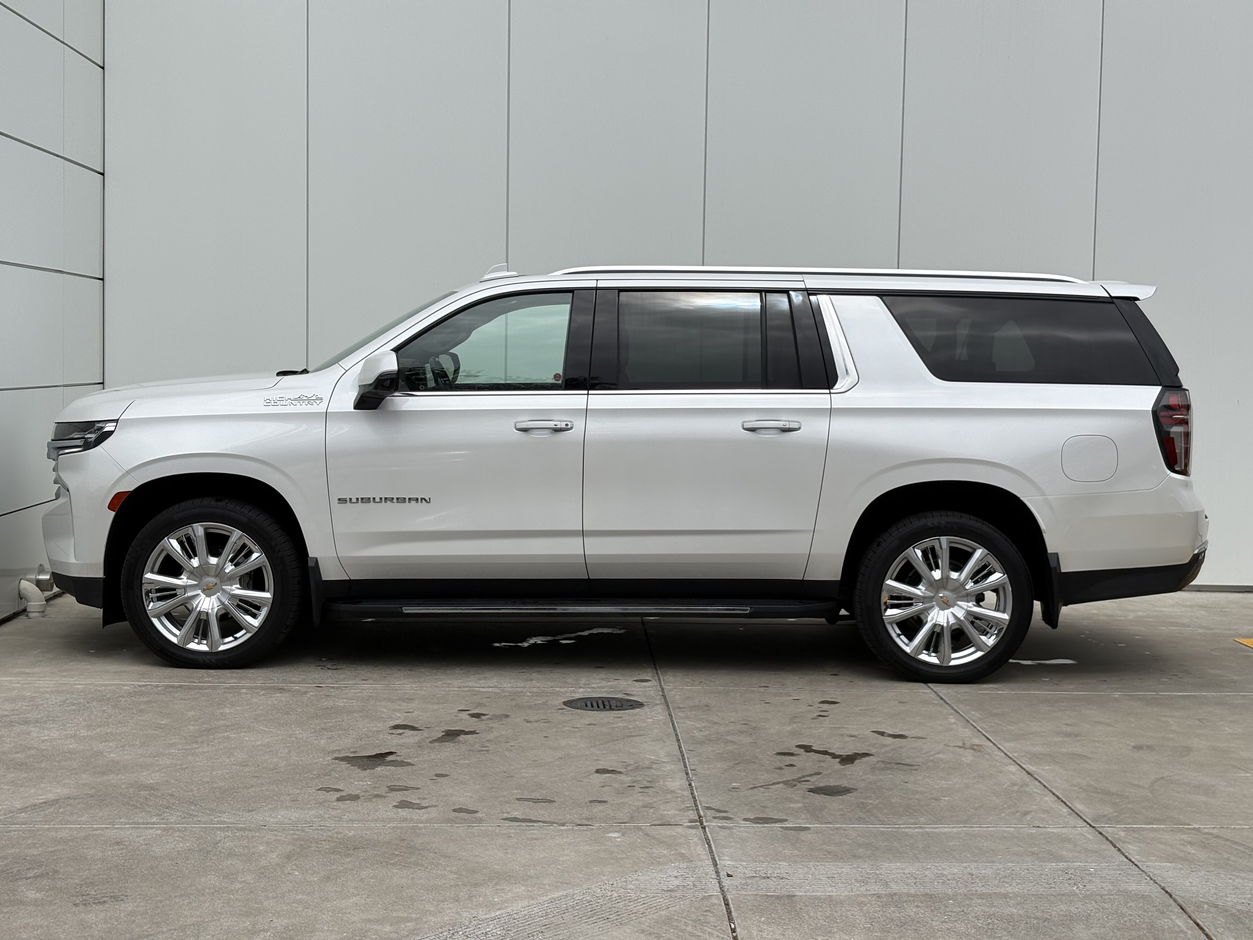 Used 2022 Chevrolet Suburban High Country w/ Max Trailering Package AWD/4WD image 4
