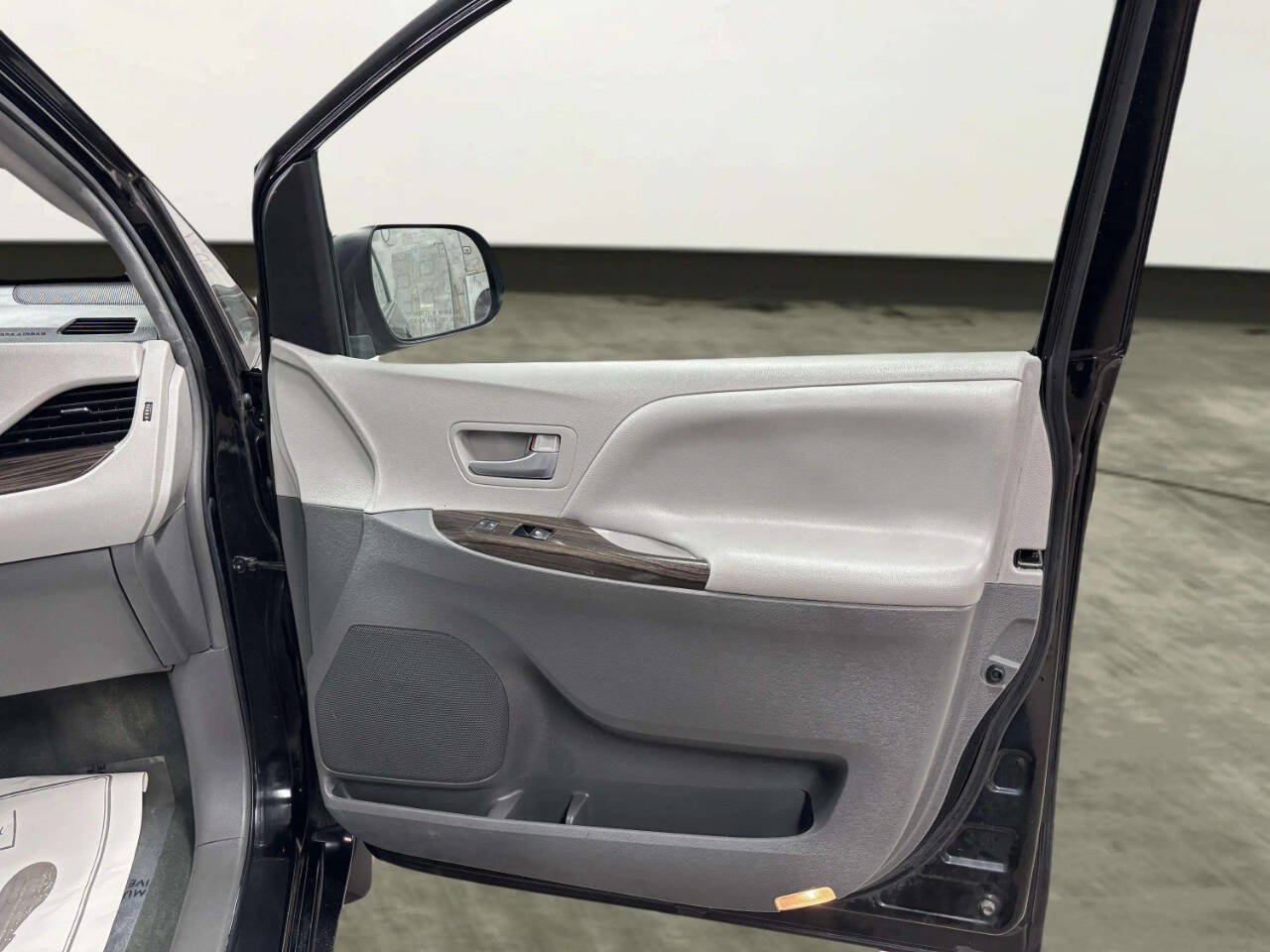 Used 2017 Toyota Sienna XLE Premium AWD/4WD image 21