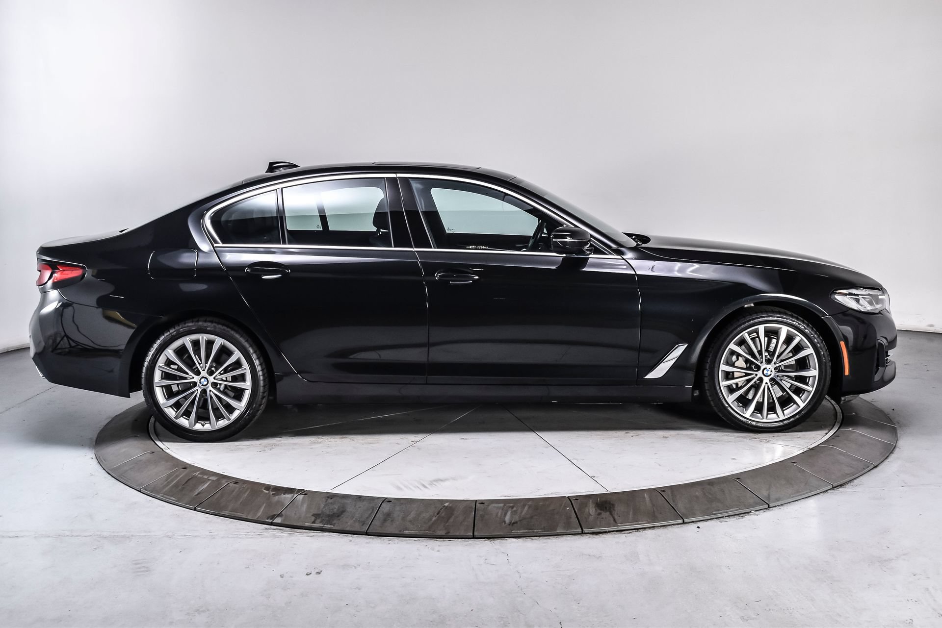 Used 2023 BMW 530i xDrive w/ Premium Package AWD/4WD image 7