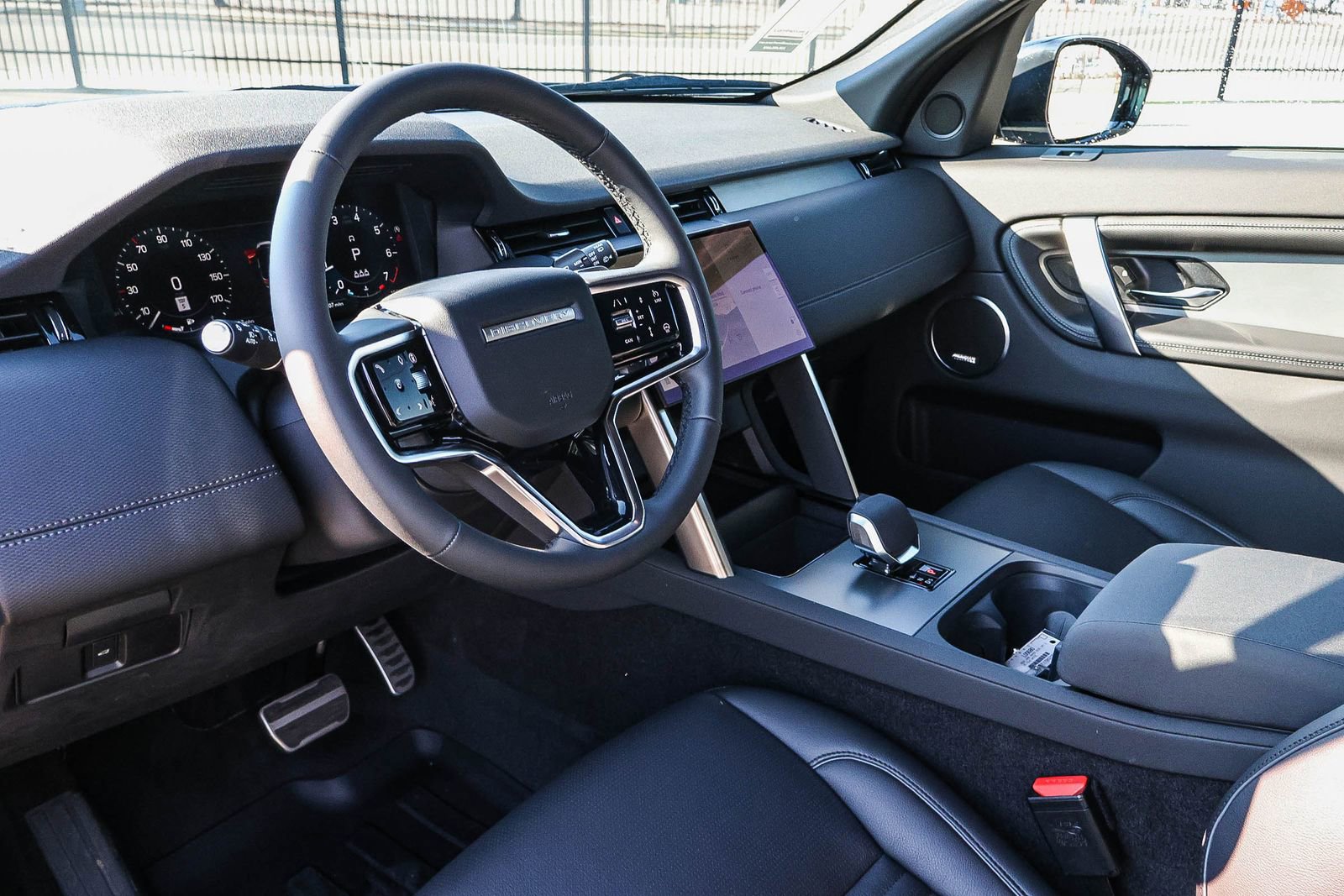 New 2025 Land Rover Discovery Sport Dynamic SE image 28