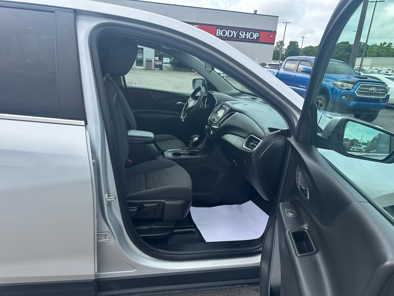 Used 2022 Chevrolet Equinox LT w/ Driver Convenience Package image 10