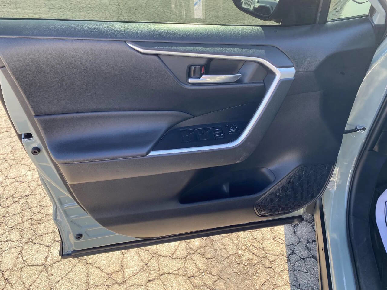 Used 2021 Toyota RAV4 XLE image 10