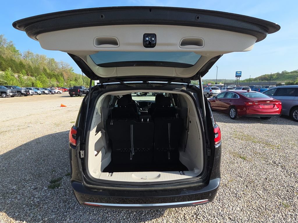 Used 2023 Chrysler Pacifica Touring-L image 14