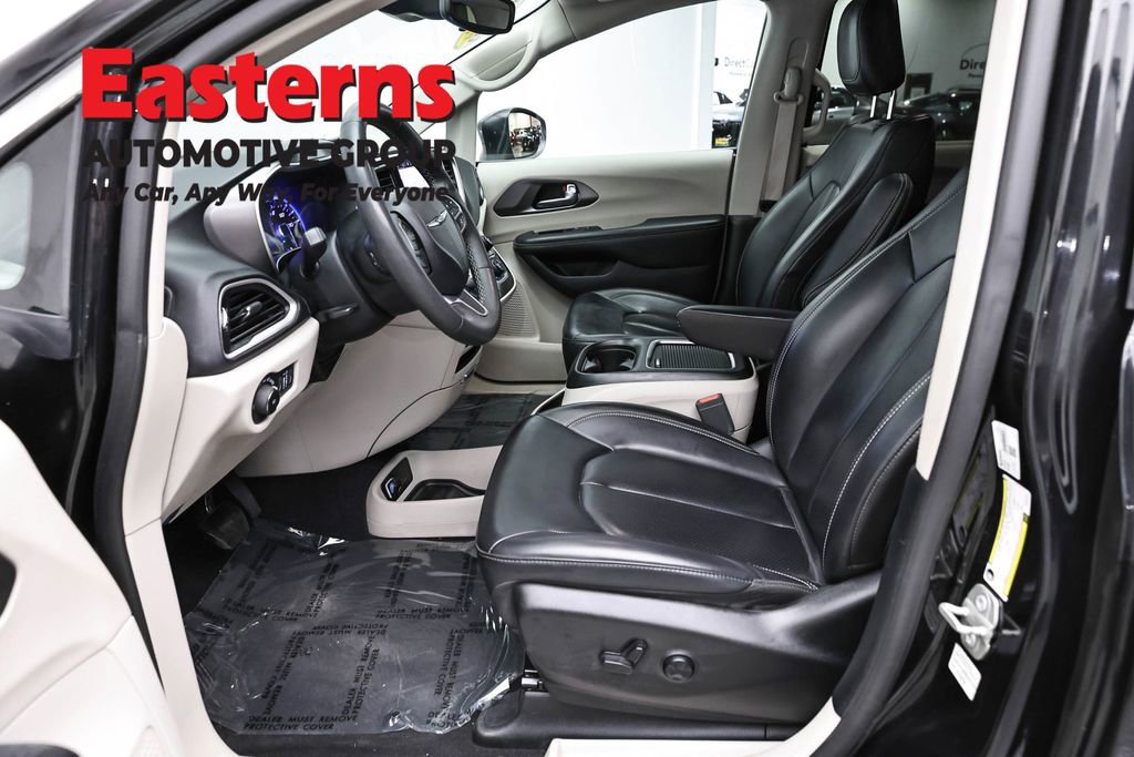 Used 2023 Chrysler Pacifica Touring-L FWD image 14