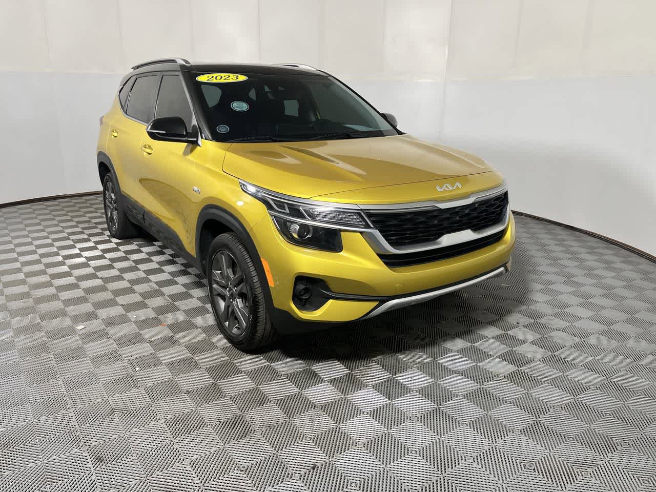 Used 2023 Kia Seltos S w/ Navigation Package image 2