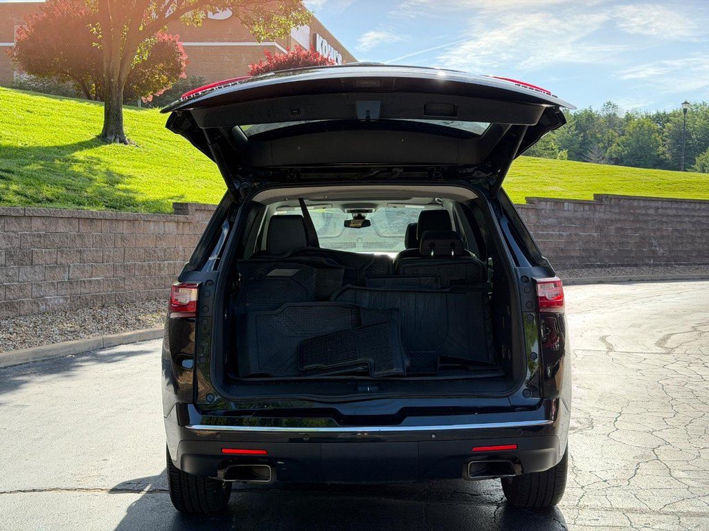 Used 2020 Chevrolet Traverse Premier w/ LPO, Blackout Package FWD image 4