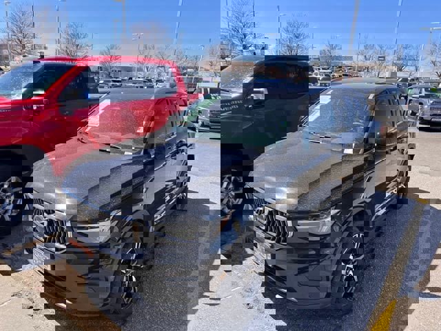 Used 2025 Volvo XC40 B5 Core image 3