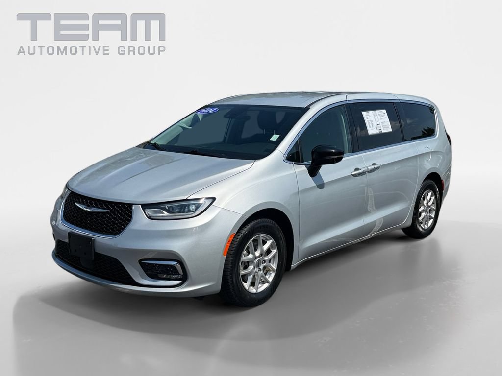 Certified 2024 Chrysler Pacifica Touring-L FWD image 3
