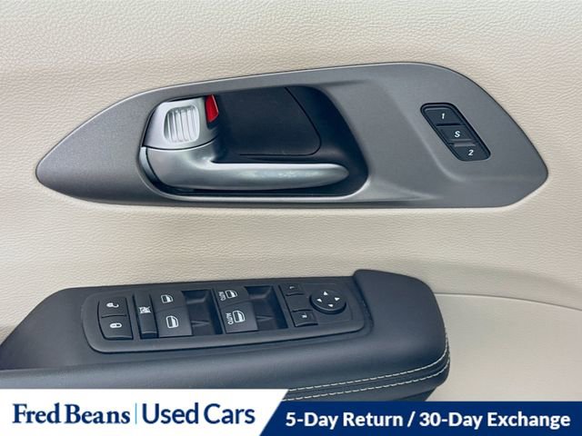 Used 2023 Chrysler Pacifica Touring-L FWD image 18