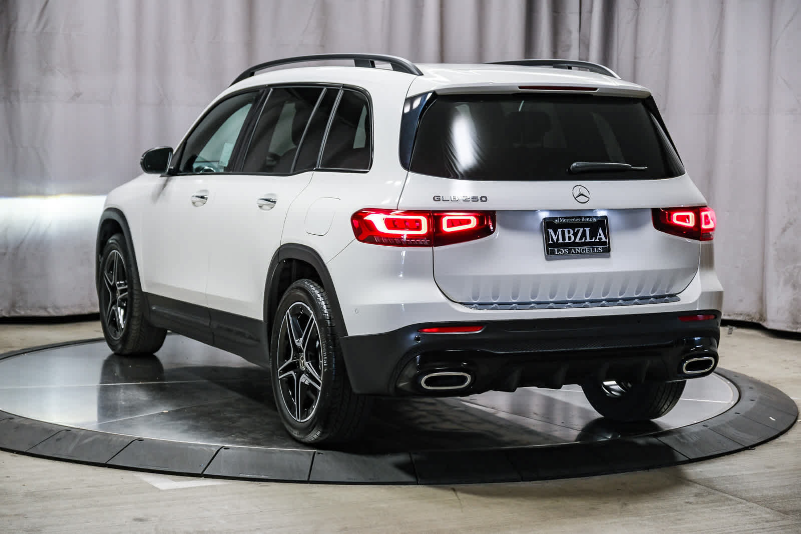 Used 2023 Mercedes-Benz GLB 250 image 2