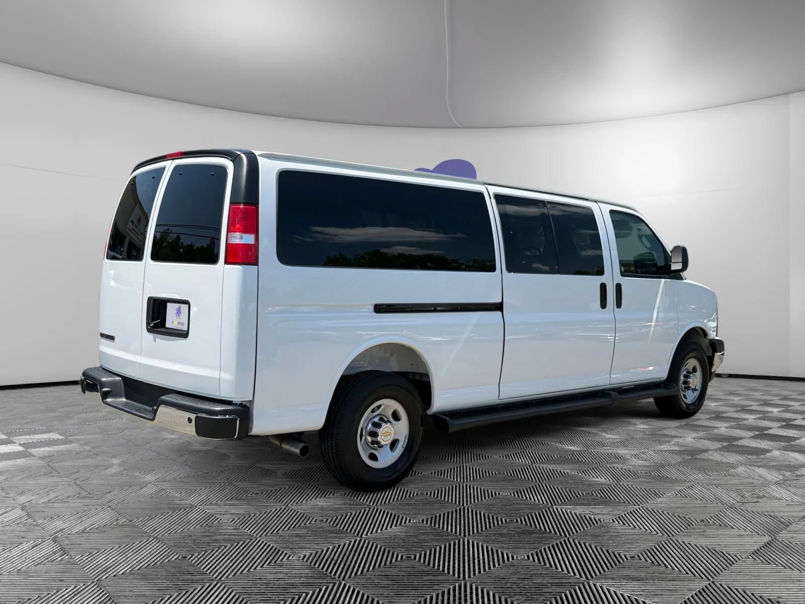 Used 2025 Chevrolet Express 3500 LT w/ LT Preferred Equipment Group RWD image 5