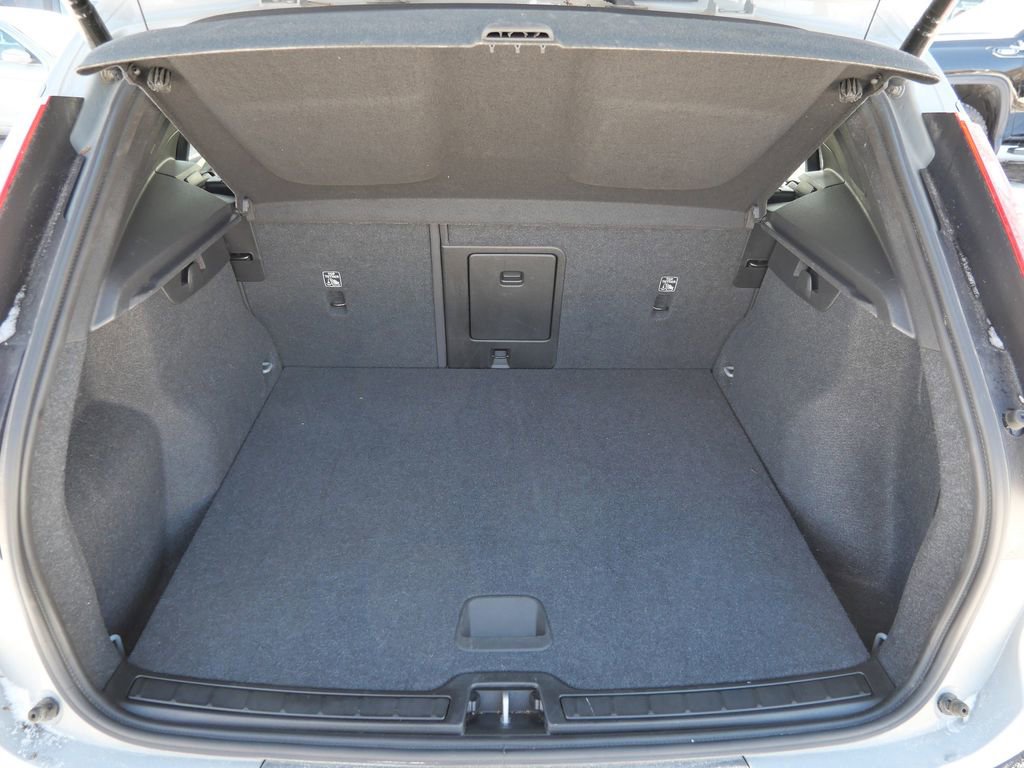 Used 2024 Volvo XC40 B5 Core image 23