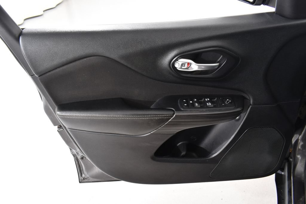Used 2017 Jeep Cherokee Latitude AWD/4WD image 25