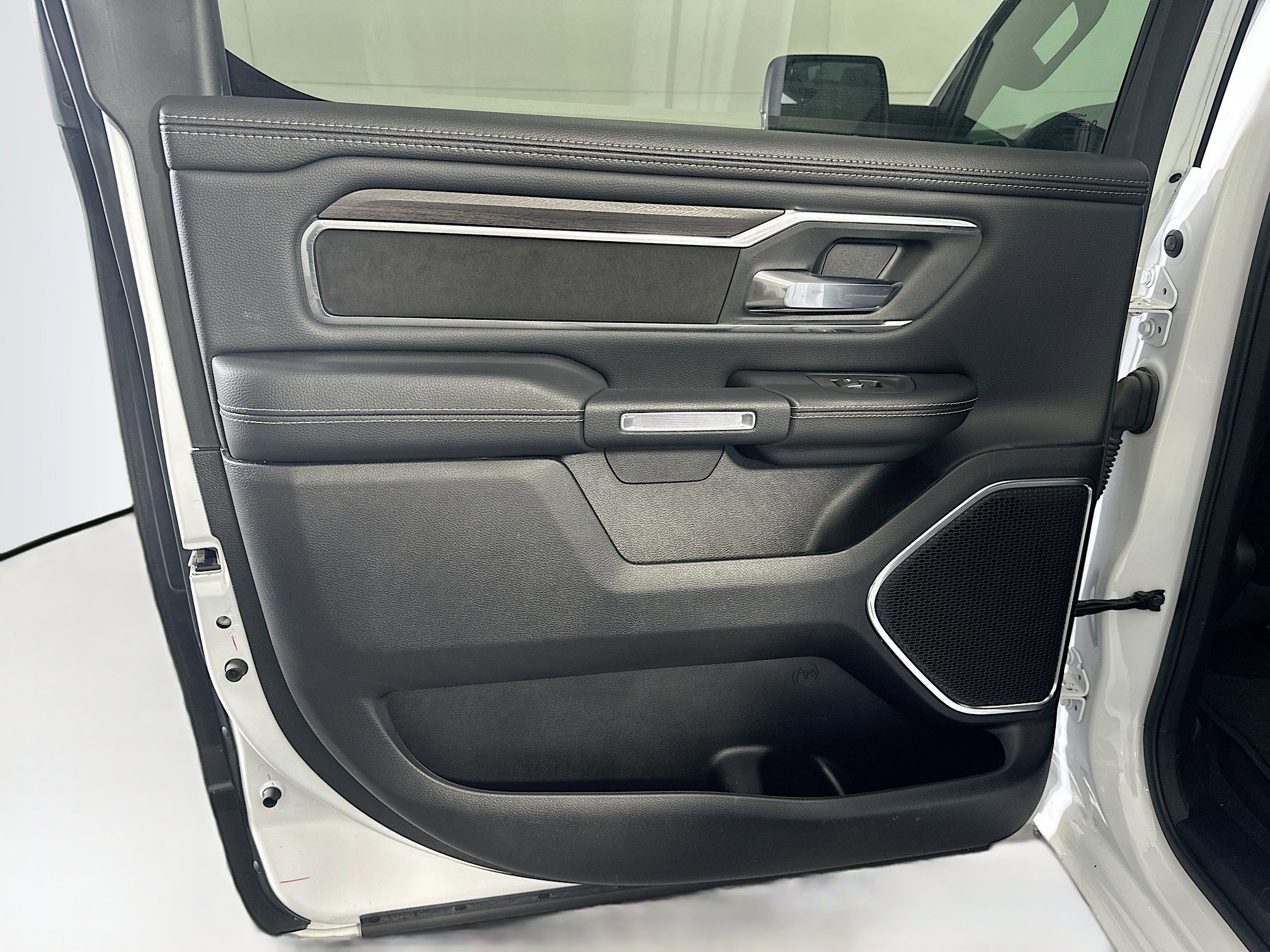 Used 2025 RAM 1500 Laramie image 27