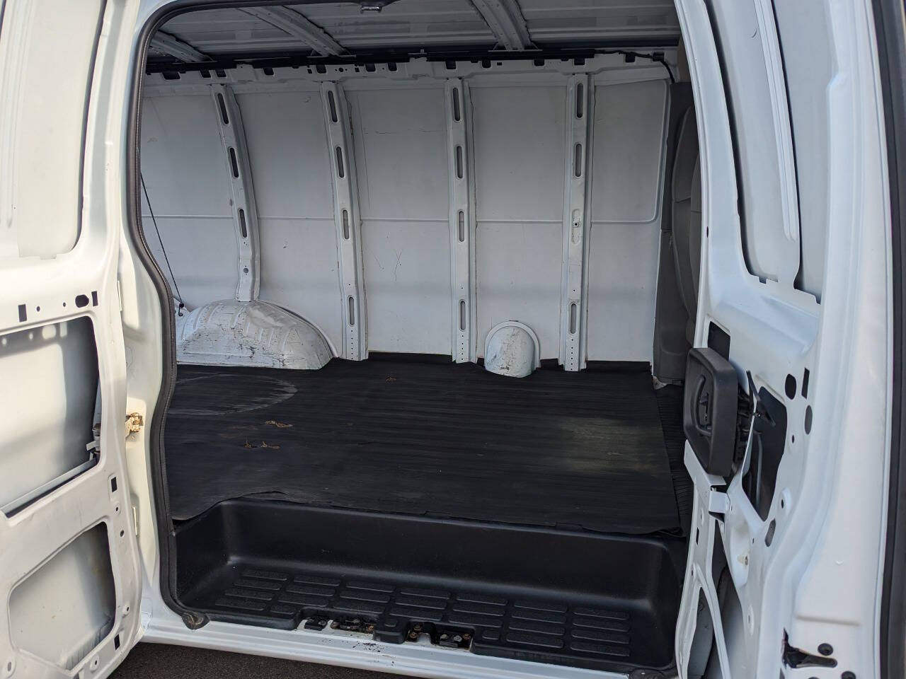 Used 2004 Chevrolet Express 1500 RWD image 15