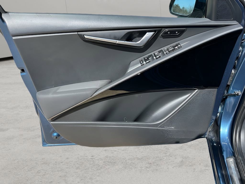 Used 2023 Kia Niro SX Touring image 9