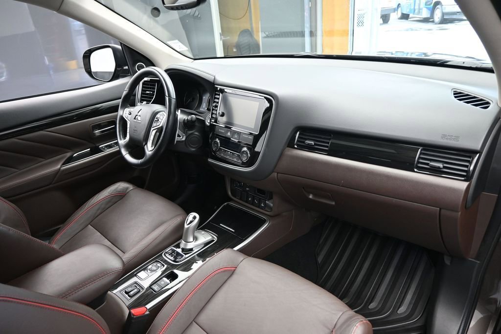 Used 2018 Mitsubishi Outlander GT AWD/4WD image 36
