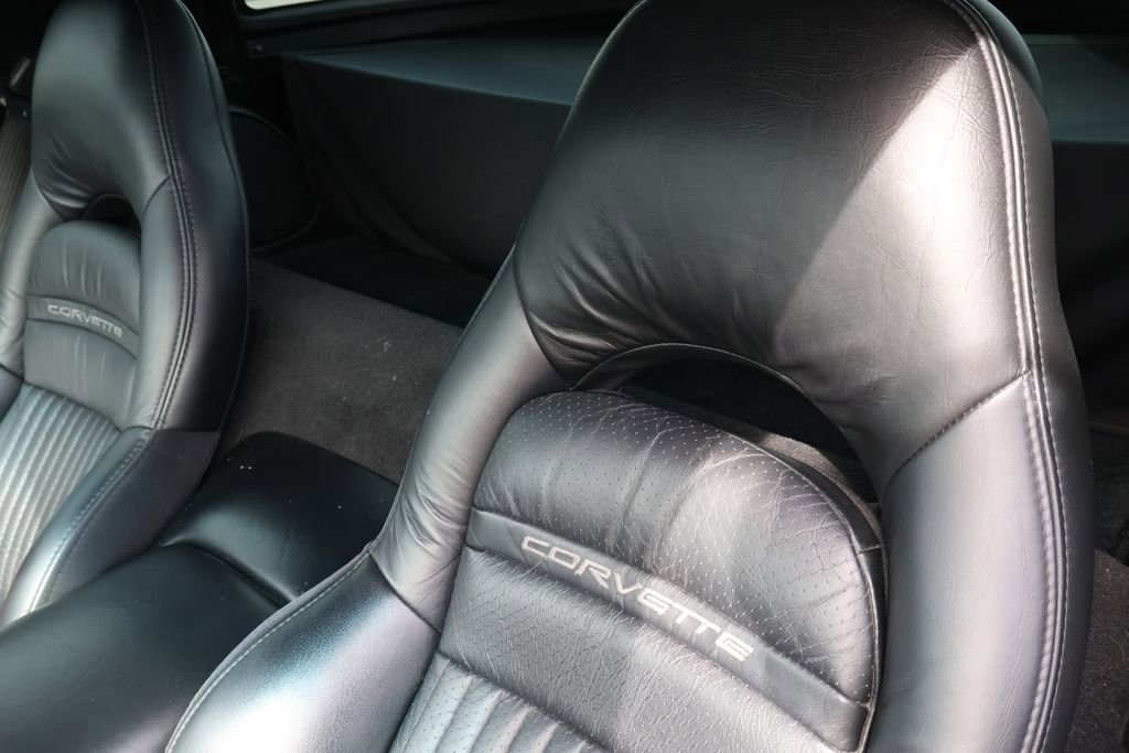 Used 2002 Chevrolet Corvette Coupe w/ Preferred Equipment Group2 image 9