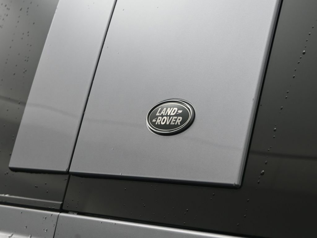 Used 2022 Land Rover Defender 110 X-Dynamic SE image 10