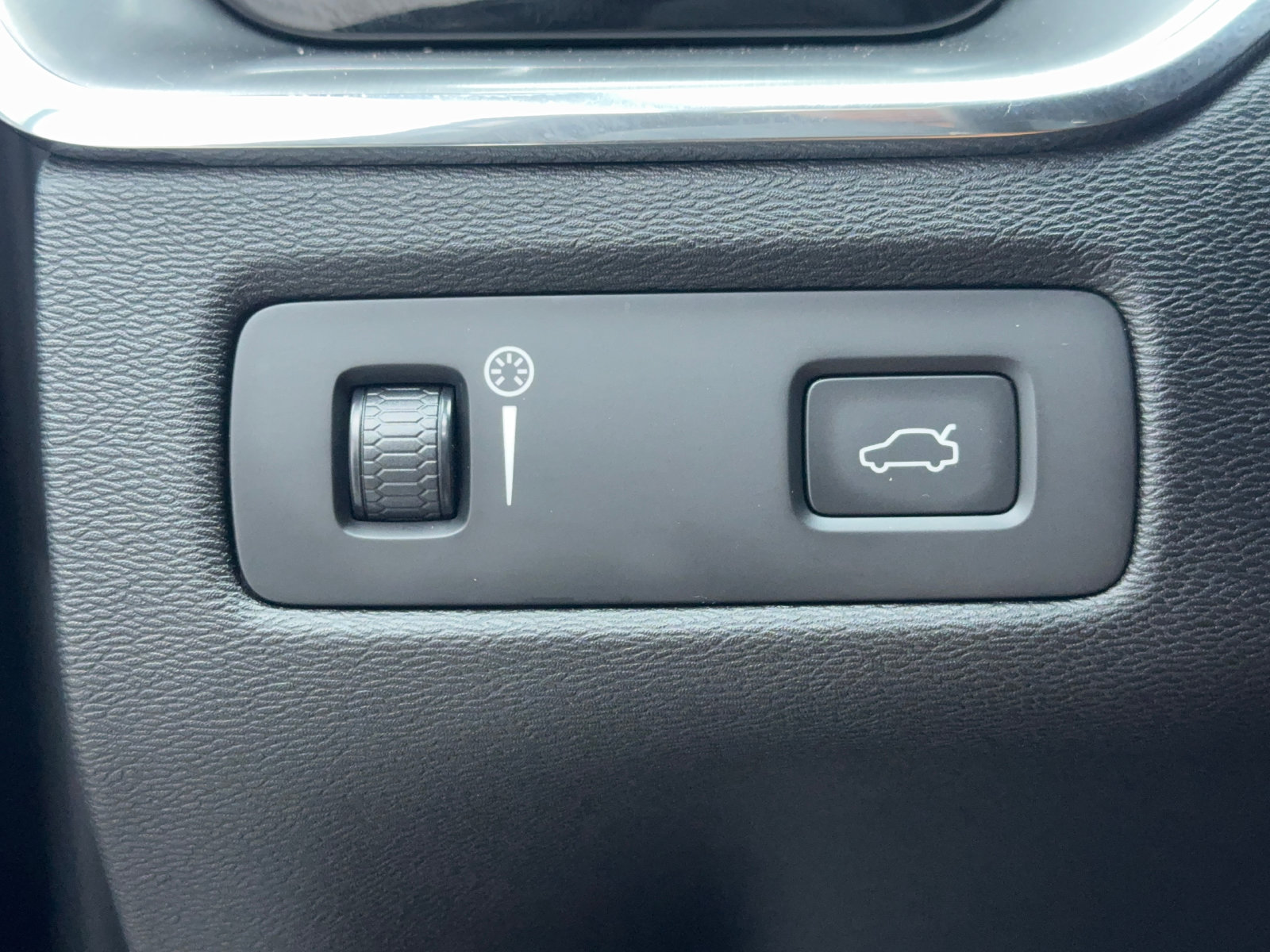 Used 2019 Volvo XC60 T5 Momentum w/ Multimedia Package FWD image 36