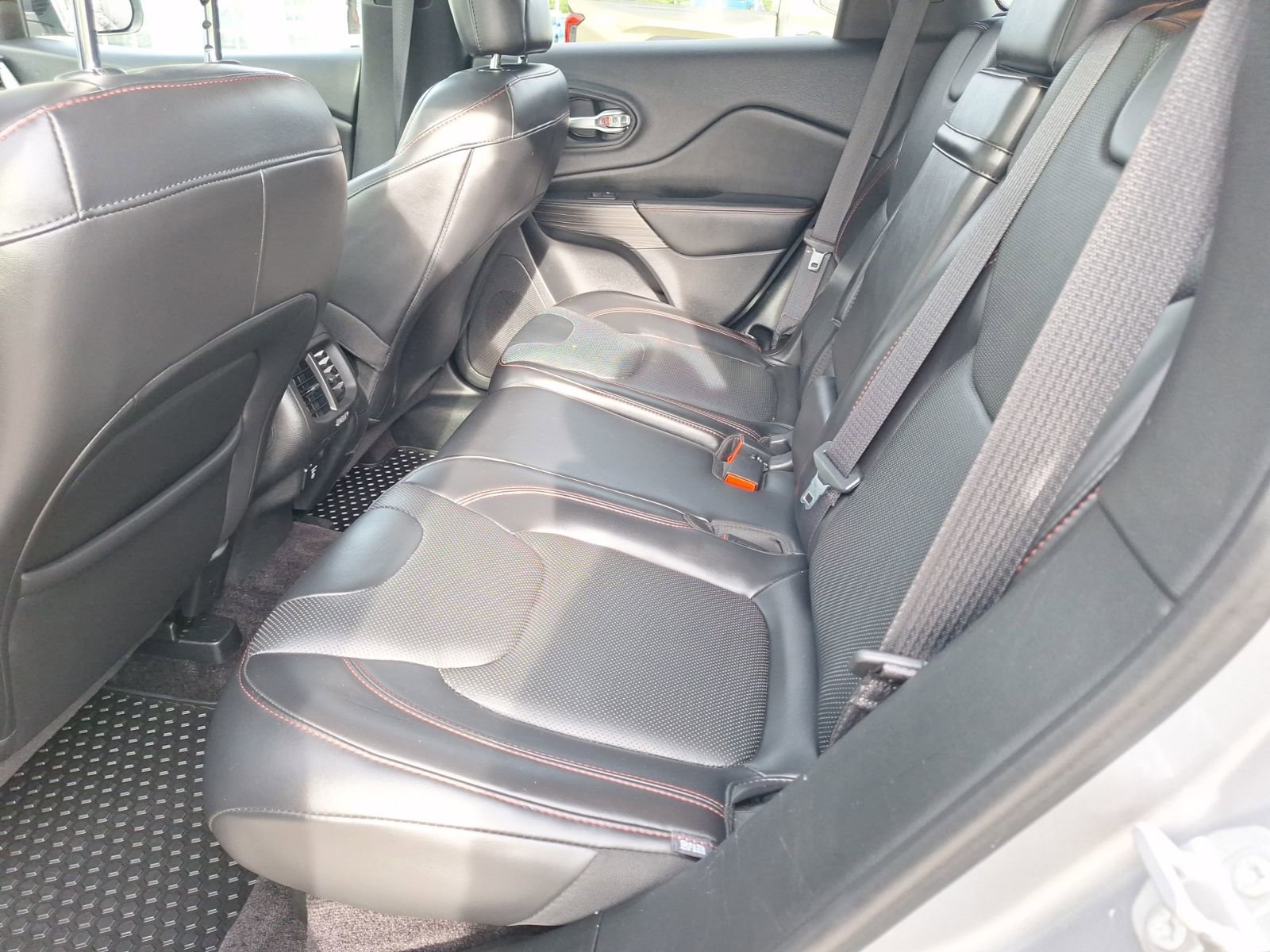 Used 2017 Jeep Cherokee Trailhawk image 33