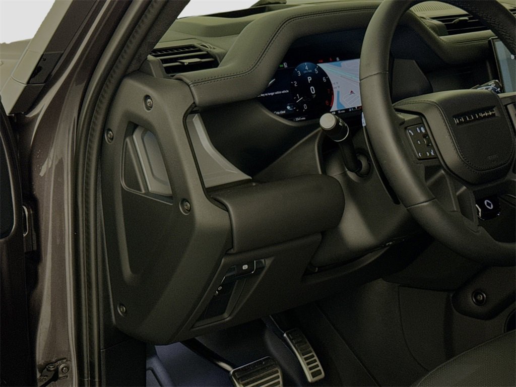 Used 2025 Land Rover Defender 110 image 10