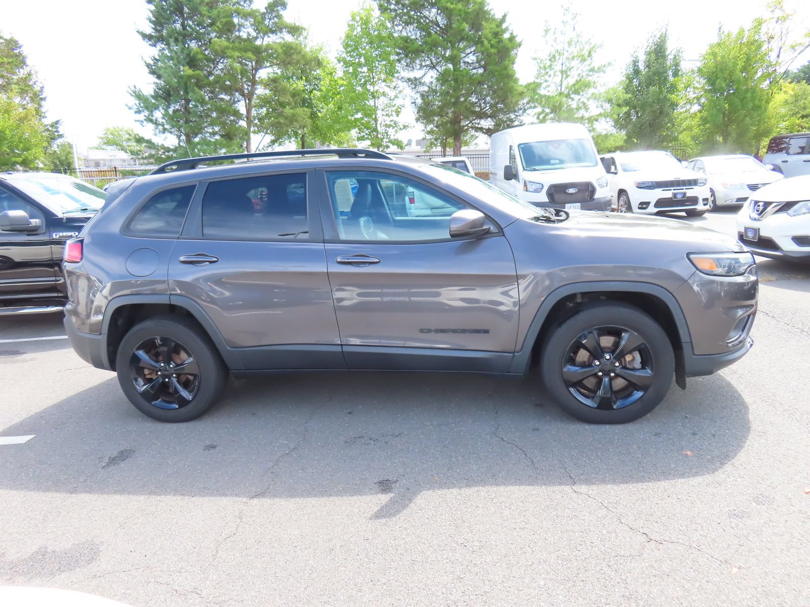 Used 2019 Jeep Cherokee Latitude Plus AWD/4WD image 4