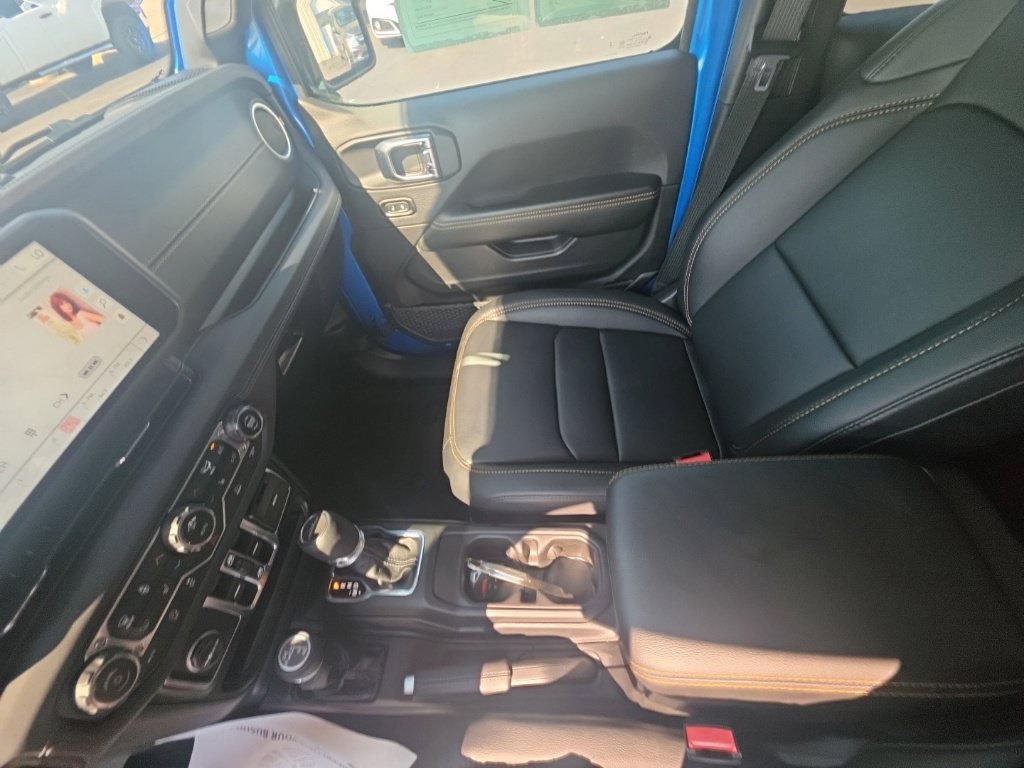 Used 2025 Jeep Gladiator Sport AWD/4WD image 23