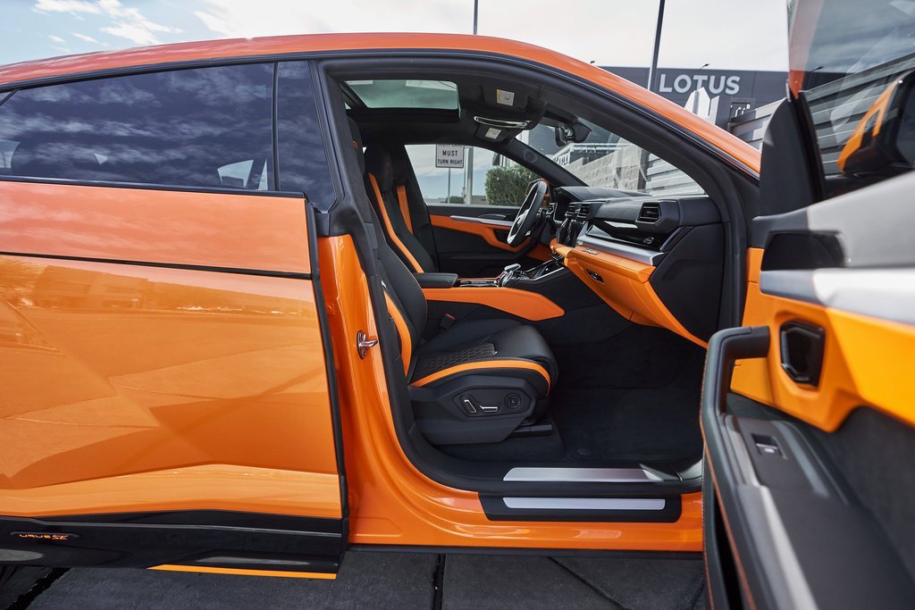Used 2025 Lamborghini Urus SE image 22