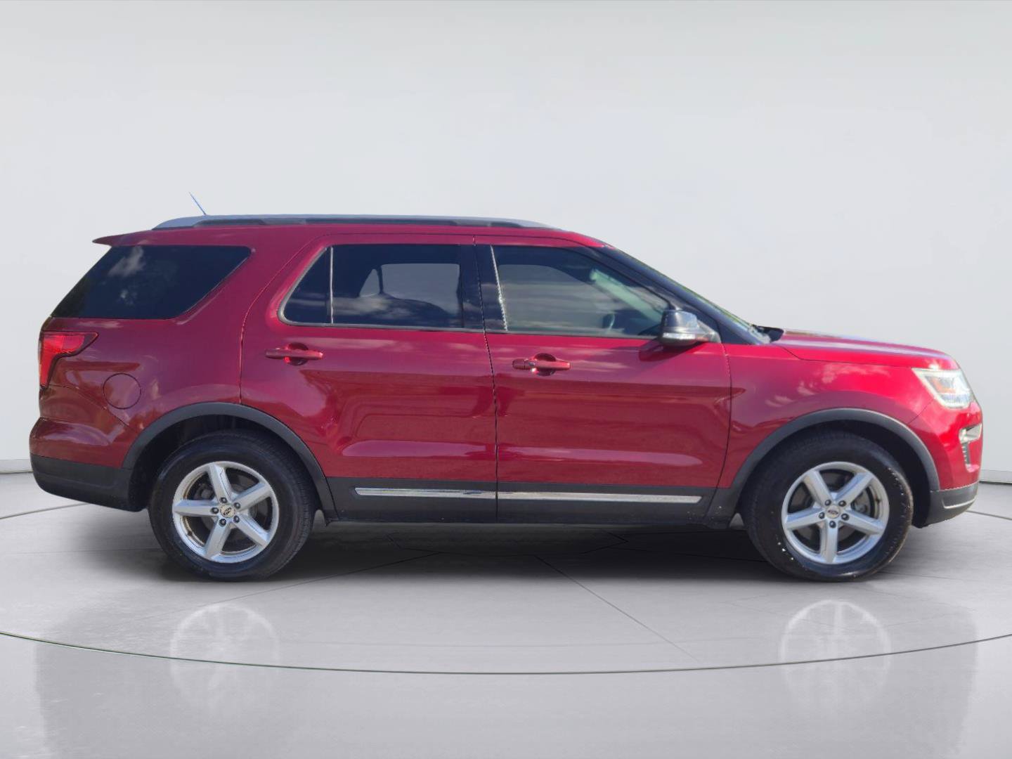 Used 2018 Ford Explorer XLT w/ Equipment Group 202A FWD image 6
