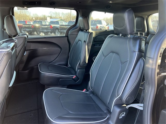New 2026 Chrysler Pacifica Limited w/ Uconnect Theater Family Group image 5