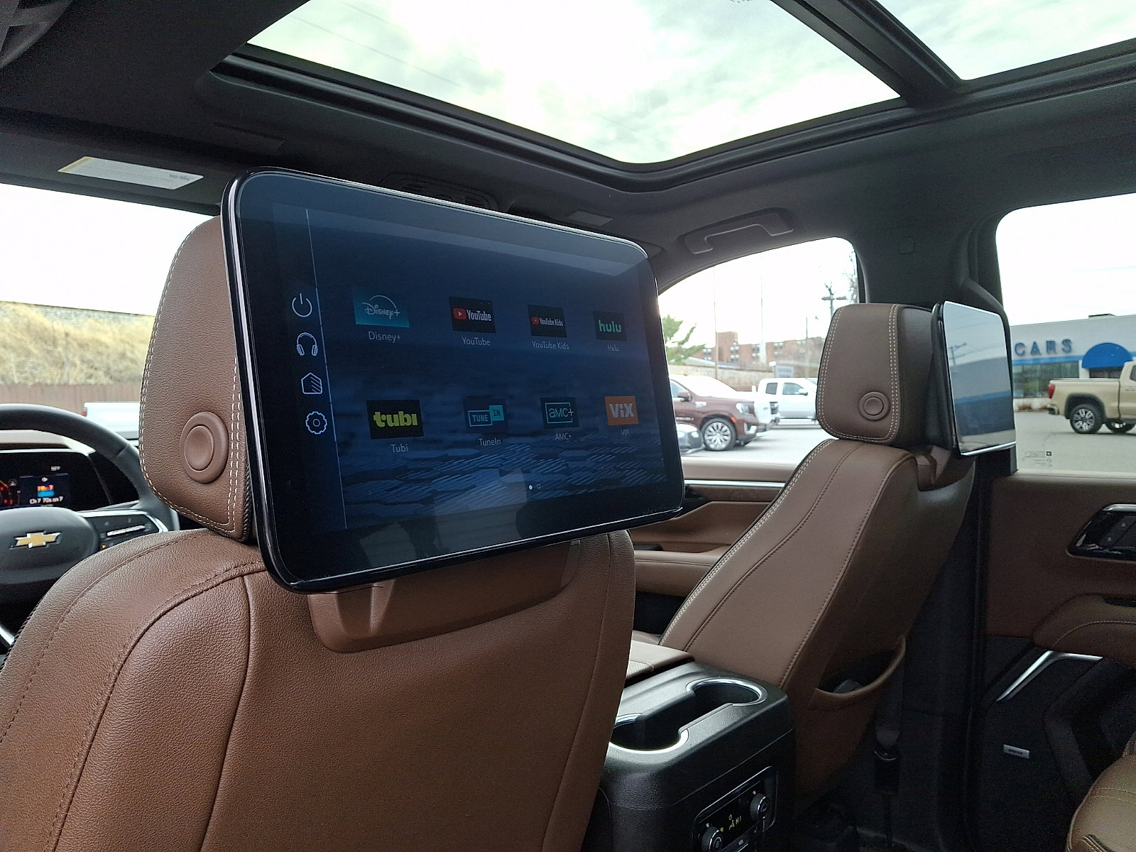 Used 2025 Chevrolet Suburban High Country image 11