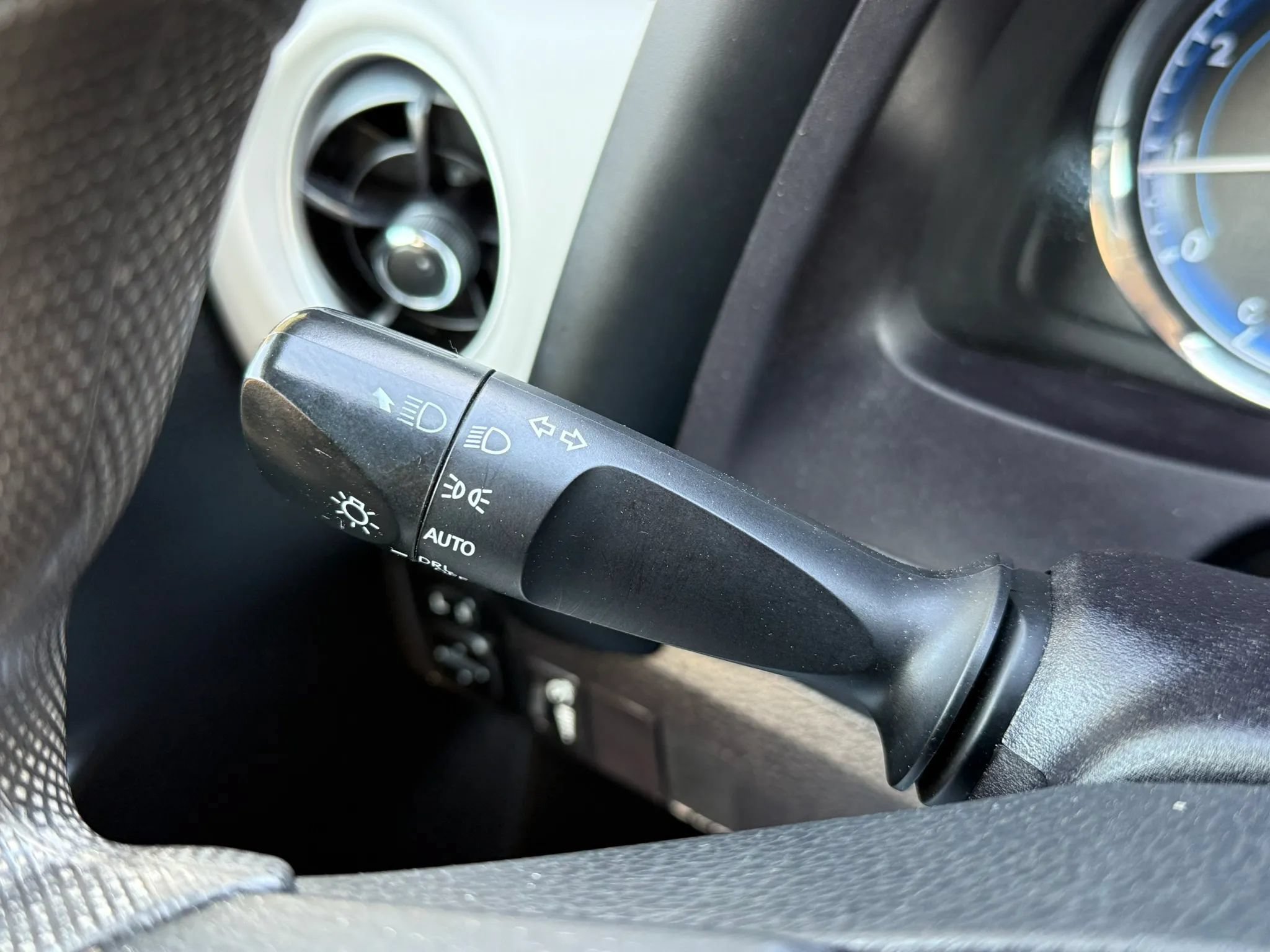 Used 2018 Toyota Corolla LE FWD image 34