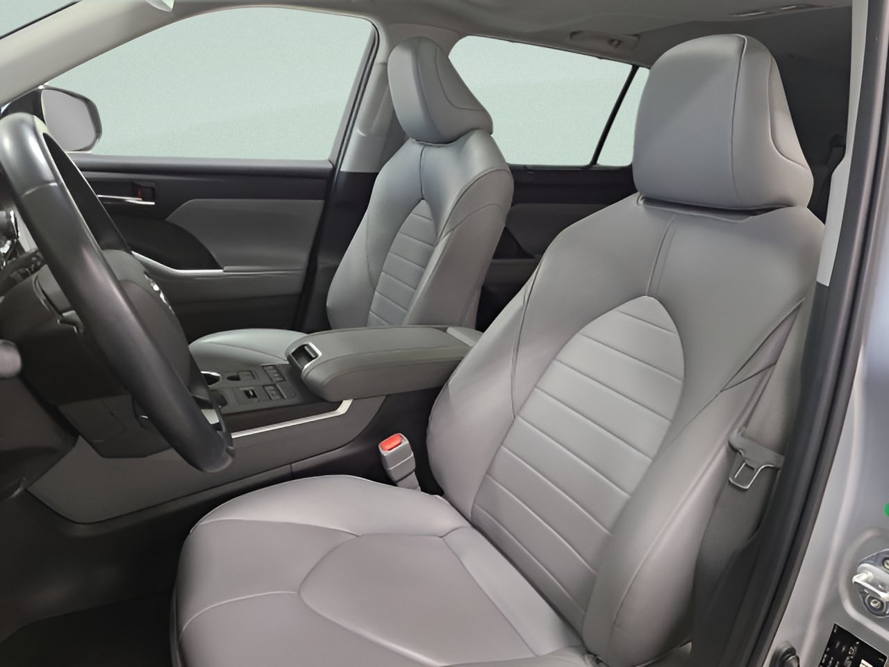 Used 2021 Toyota Highlander XLE AWD/4WD image 20