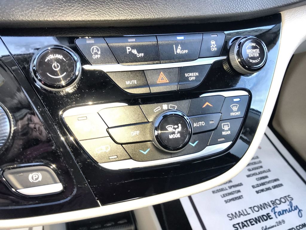 Used 2024 Chrysler Pacifica Touring-L FWD image 18