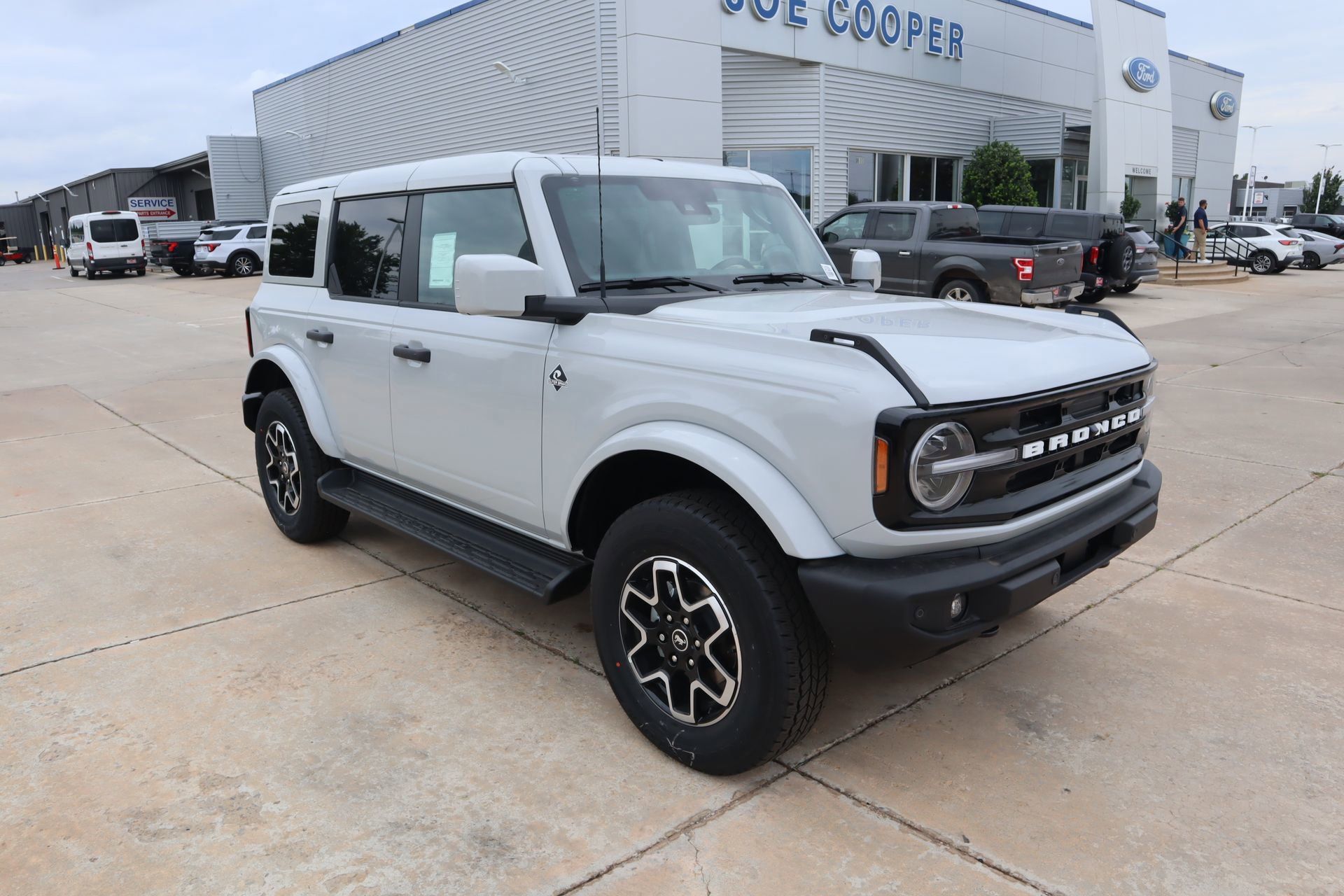 New 2026 Ford Bronco Outer Banks AWD/4WD image 1