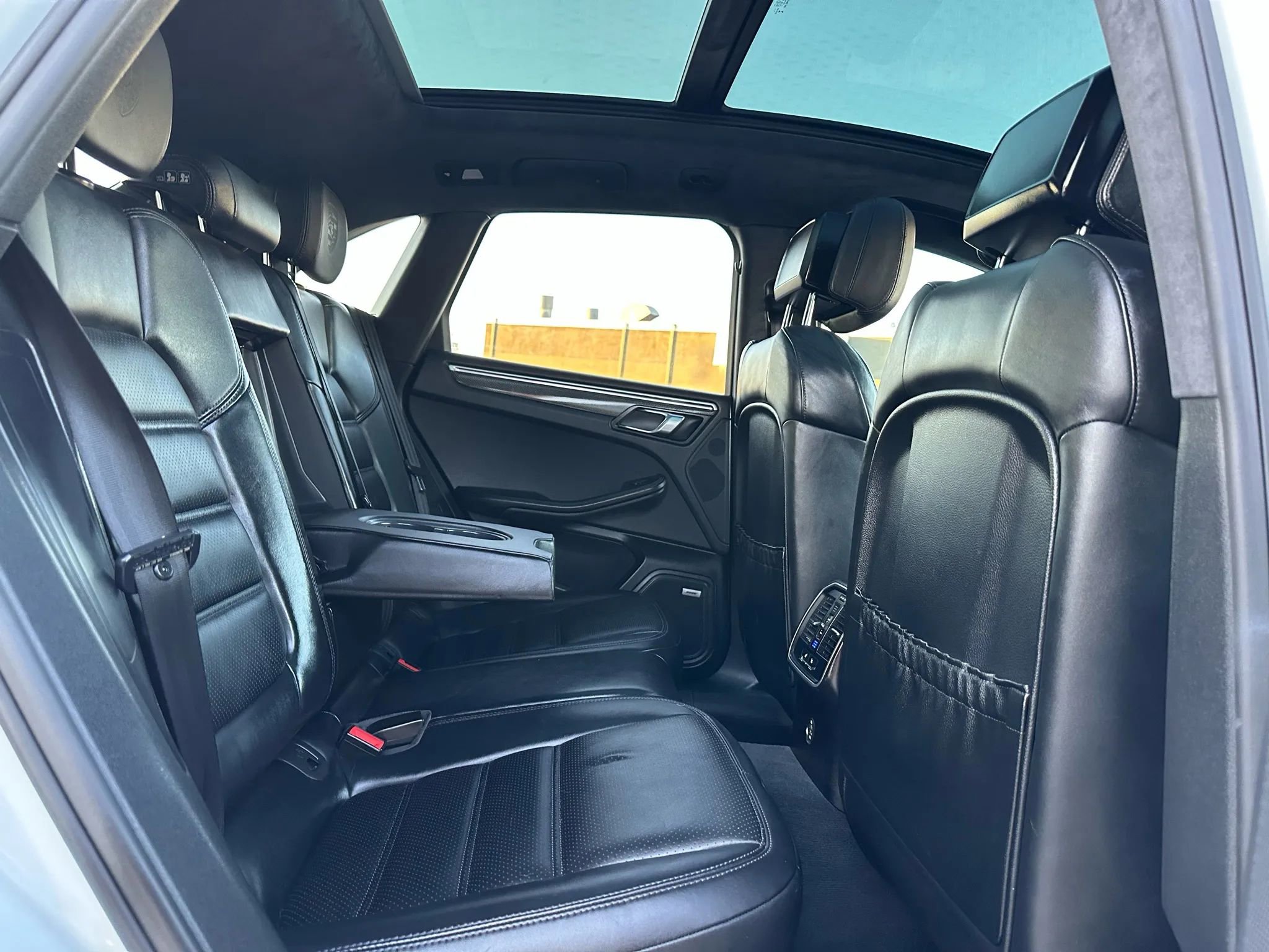 Used 2017 Porsche Macan Turbo image 30