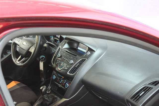 Used 2016 Ford Focus SE w/ Equipment Group 201A FWD image 10