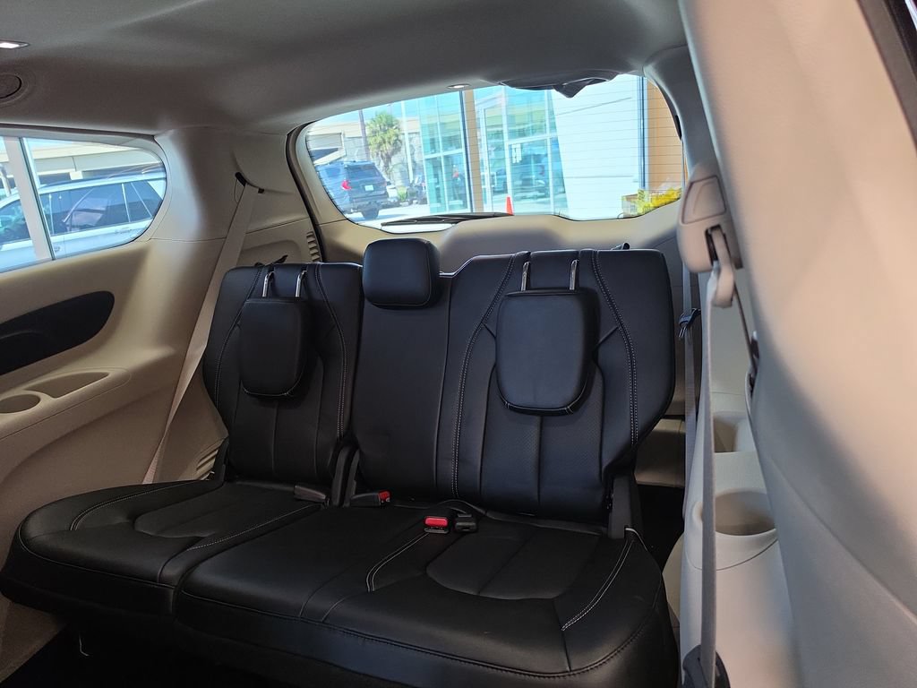 Used 2023 Chrysler Pacifica Touring-L FWD image 38