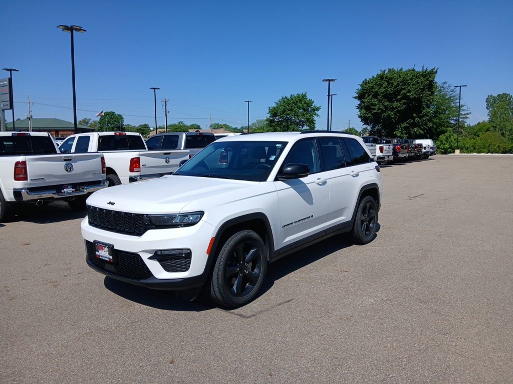 Used 2023 Jeep Grand Cherokee Limited w/ Black Appearance Package AWD/4WD image 4