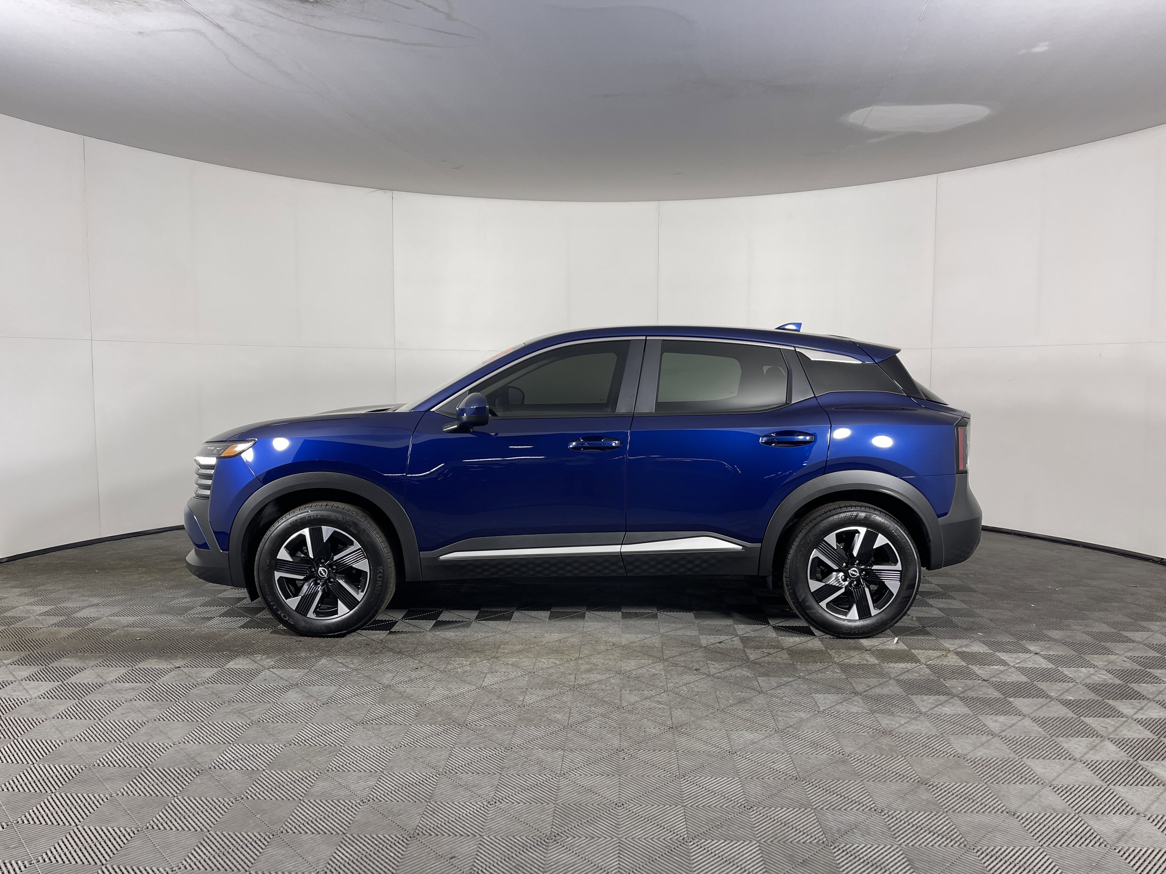 Used 2025 Nissan Kicks SV image 3