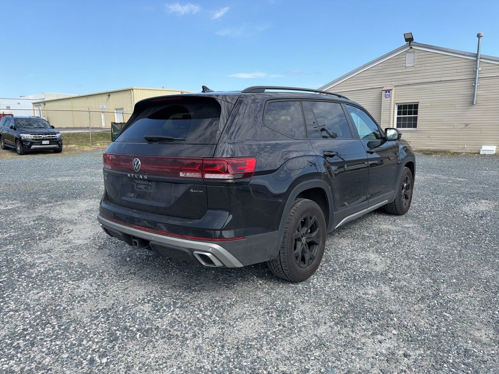 Used 2025 Volkswagen Atlas Peak Edition SE image 5