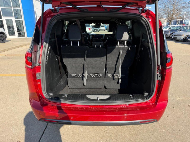Used 2025 Chrysler Pacifica Limited FWD image 4