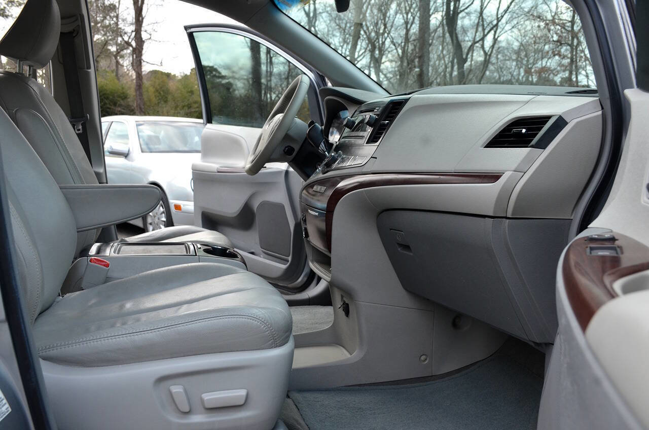 Used 2013 Toyota Sienna XLE image 14